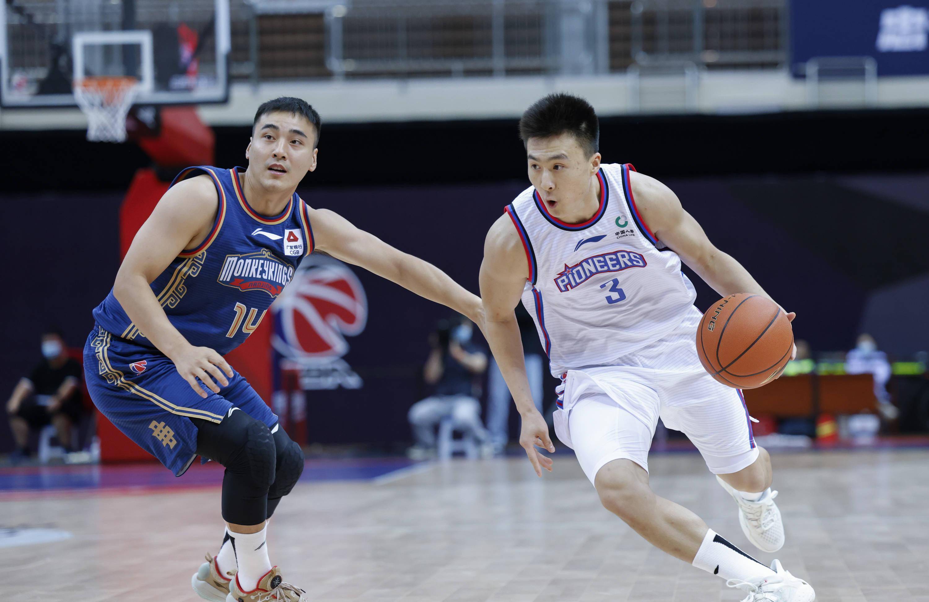 里程碑夜！武汉三镇门线救险，CBA季后赛今夜刷纪录，质疑声仍在，控场能力受关注的简单介绍
